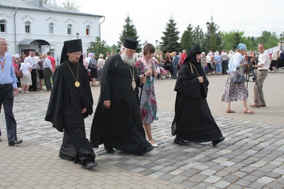 Митрополит Нектарий на территории монастыря 
